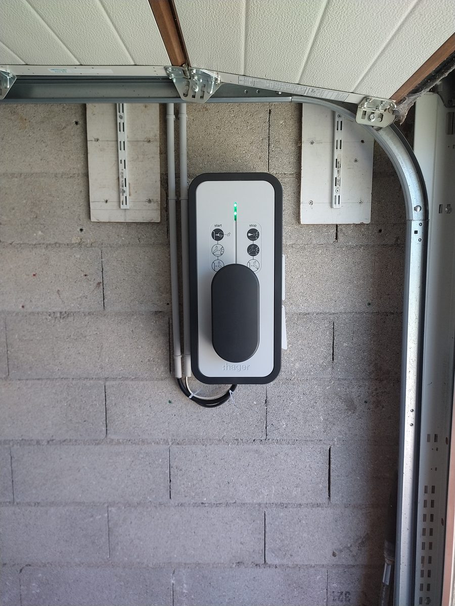 Borne de recharge Hager dans un garage à Granville